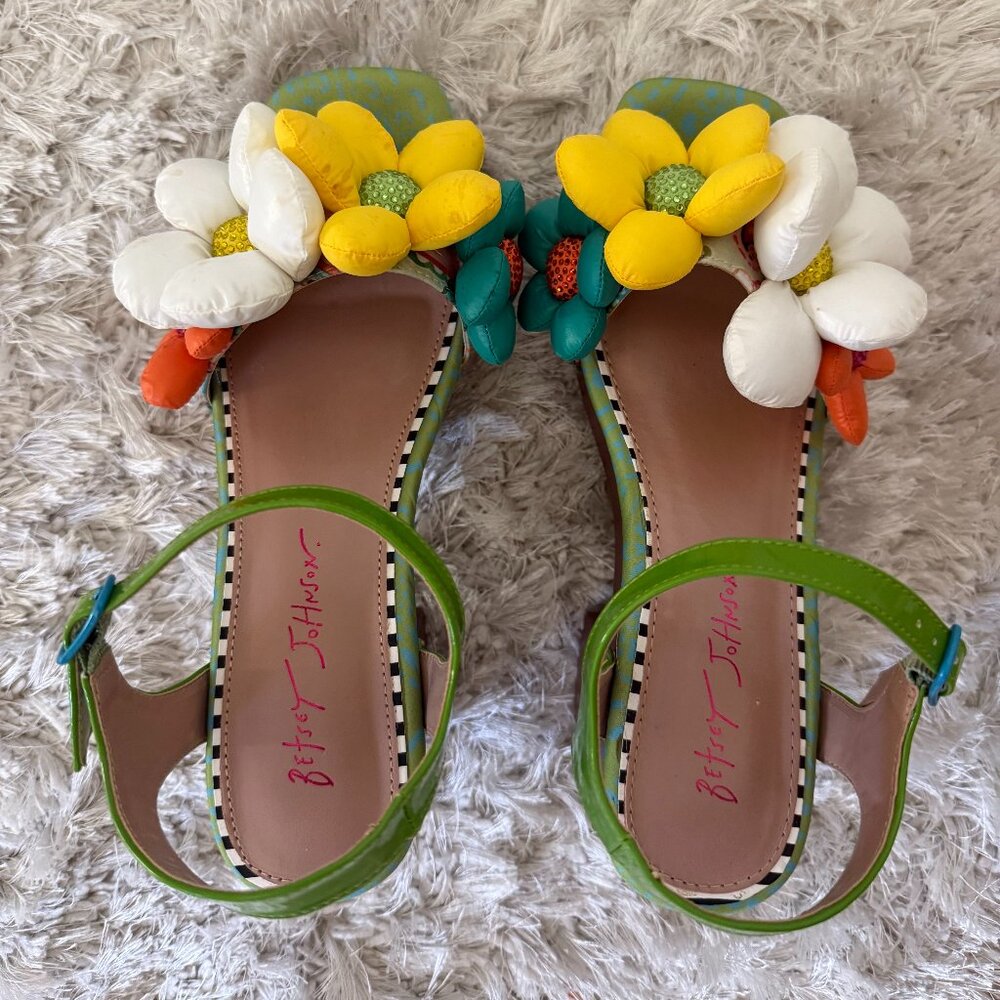 Betsy Johnson Puffy Flower 70's inspired shoes size 8